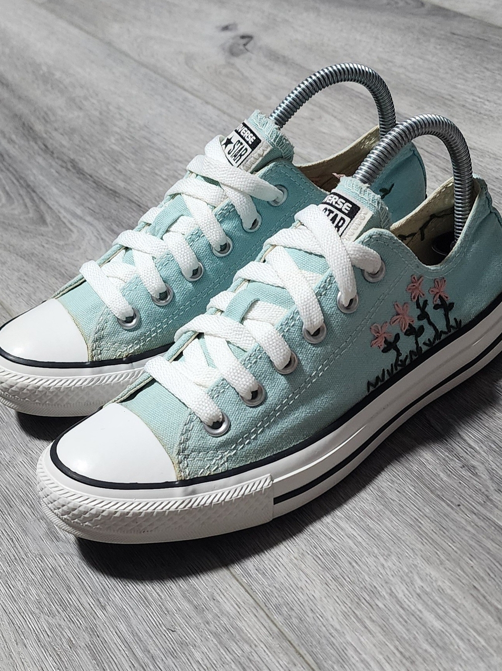 Converse Chuck Taylor All Star Low Top Flower Embroidered Sneakers Womens Size 7
